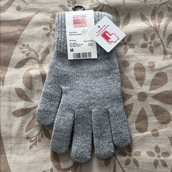UNIQLO Medium Gray Knitted Gloves - Picture 1 of 3